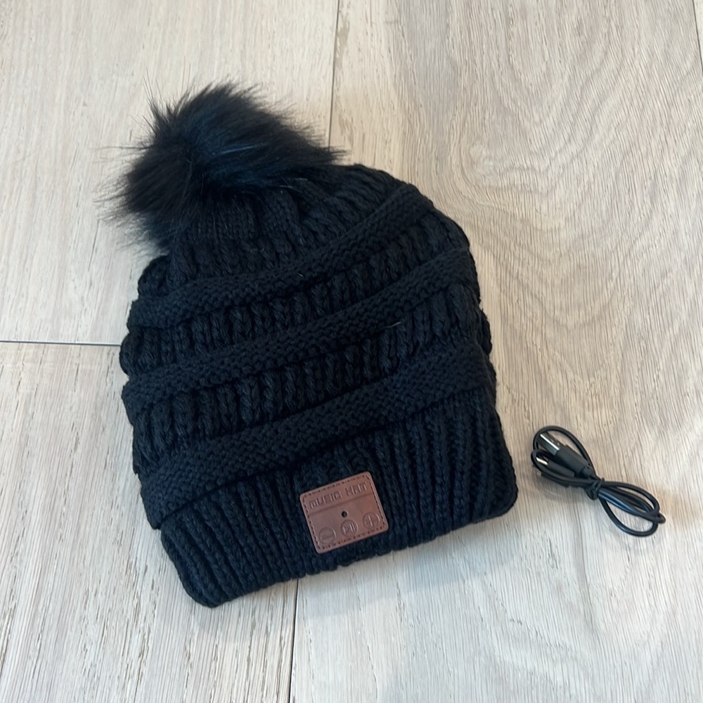Wireless Womens Music Hat With Pom-Pom